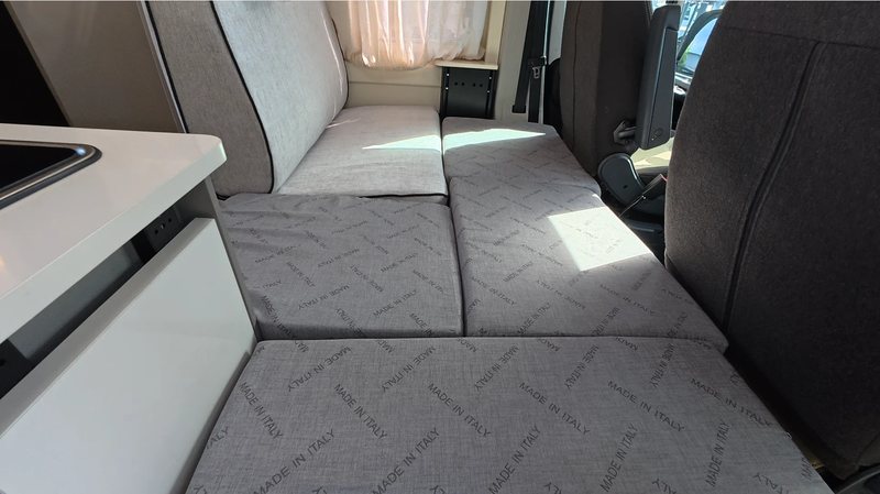 Zum Bett umgebaute Sitzgruppe im Dörr Explore Saarbrücken